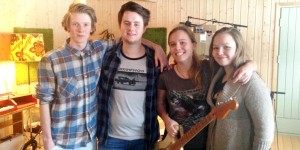 Vetle, Isak, Tora og Guri i studio på Otterøya under innspillingen av de første låtene i vinter. (Foto: Privat)