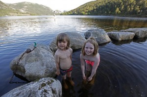 Johannes og Oda koste seg i det fine "bassenget" som er anlagt i Vikvatnet.