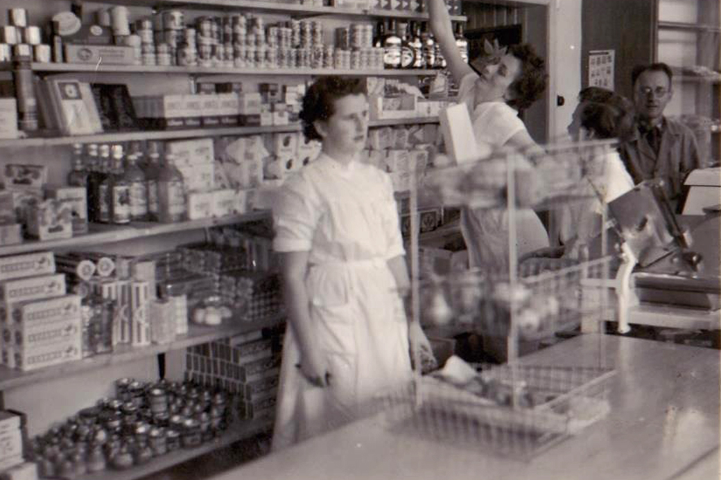 Inne i butikken, fra venstre: Lillian Ovesen,Tonny Sørgaard, Alfhild Lauvsnes og Albert Ovesen