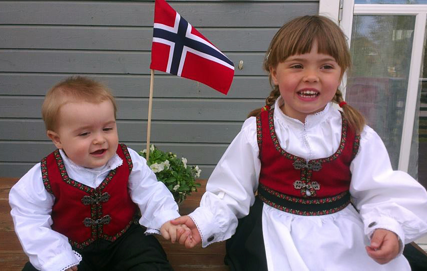 LAUVSNES: Flotte Elias og Erle feira 17. mai på Lauvsnes. (Foto: Dag Erling Aune)
