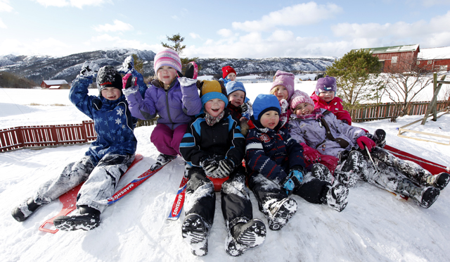 Aking fra "sukkertoppen" er populært i Vangan barnehage, og denne gjengen storkoste seg med nysnø og sol.