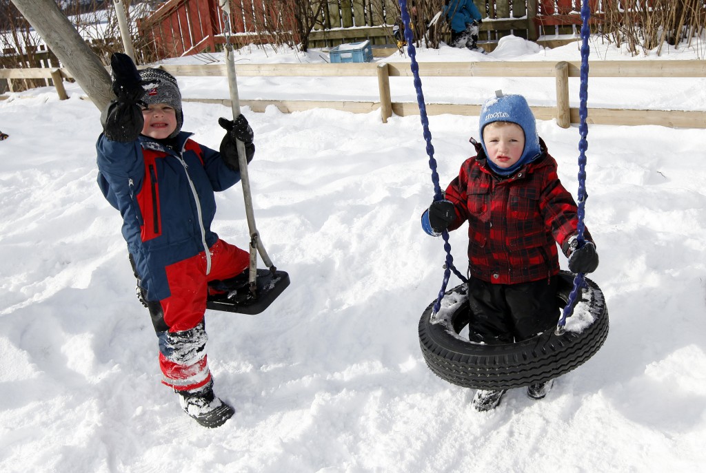 Herman og Kevinas prøvde huskene i godværet og nysnøen.