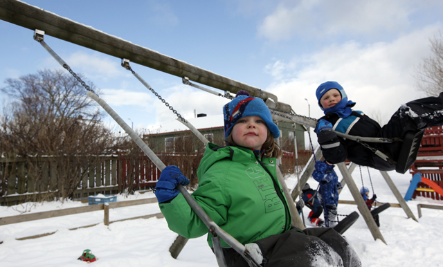 Johannes og Sverre fikk bra fart i huska.