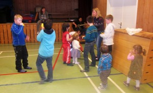 Barnehagebarna opptrådte med både røris og sanger.