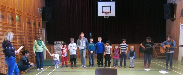 Barna ved Utvorda oppvekstsenter underholdte gjestene, fra venstre: Eline, Tor, Bård, Jorun, Bendik, Øystein, Sara, Alinda-Sofie, Odin, Arn, Dina og Nora.