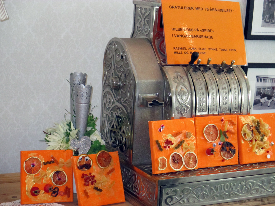 Bildene er utstilt i kaffekroken under 75-årsjubileet, og der kan alle se dem.