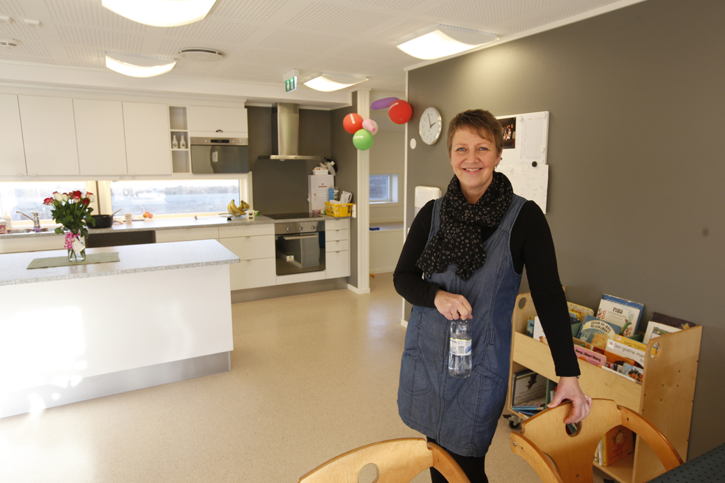 Begge avdelingene har fått egne, lyse kjøkken og oppholdsrom. Birgit Sørum er svært godt fornøyd med de nye rommene.