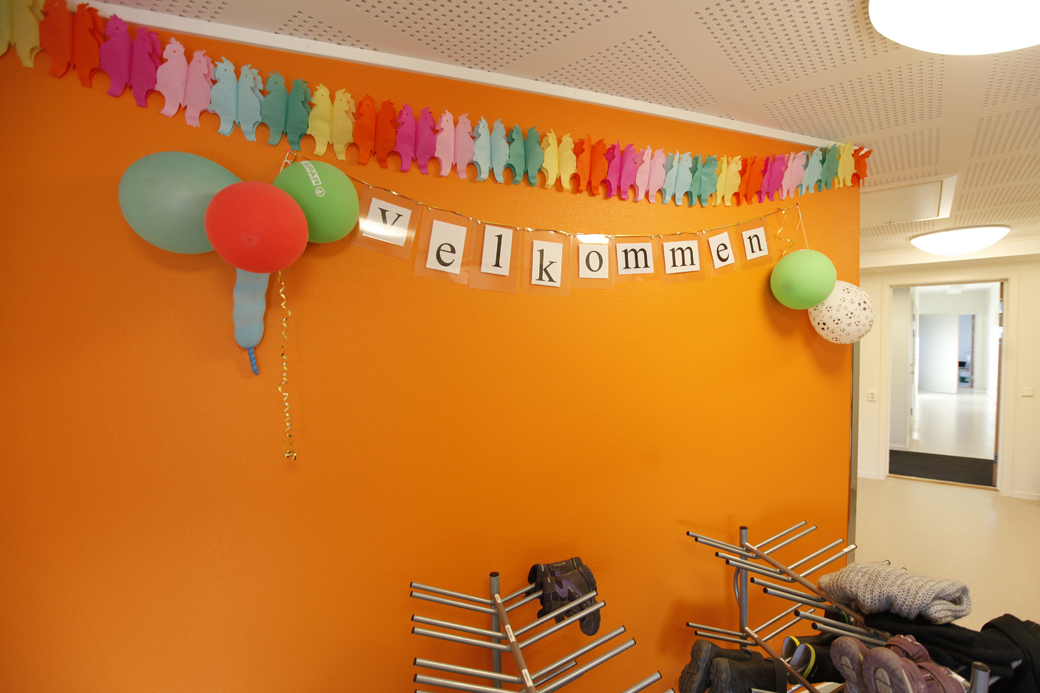 Ungene ble møtt i nybarnehagen med velkommen-skilt og ballonger mandag.