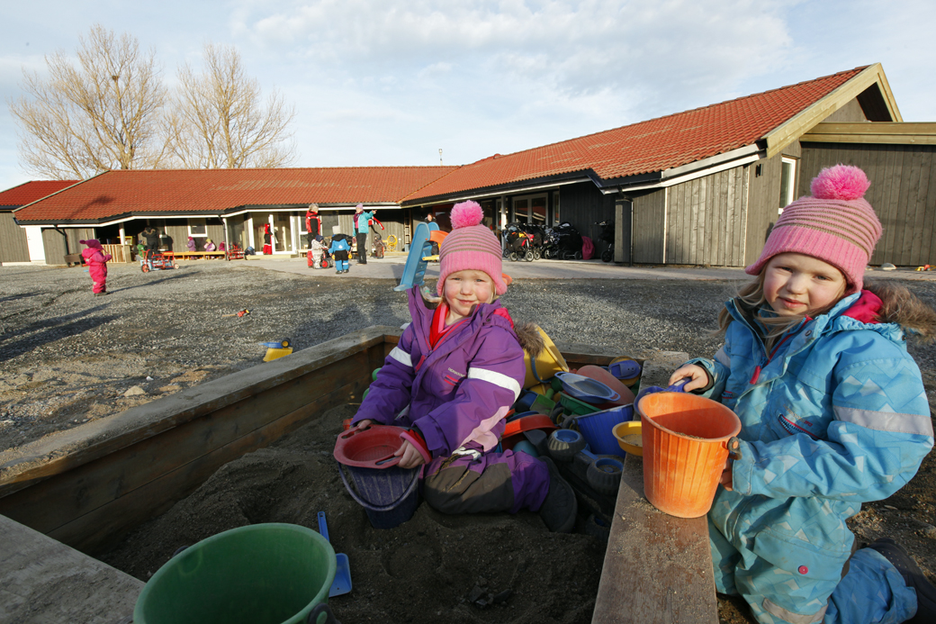 NY BARNEHAGE: Nora, Emma og de andre ungene i Vangan barnehage fikk flytte inn i Norges nyeste – og kanskje fineste – barnehage. De 34 ungene og ansatte var glade for endelig å kunne flytte fra de midlertidige lokalene i samfunnshuset til en fullstendig renovert og modernisert barnehage.