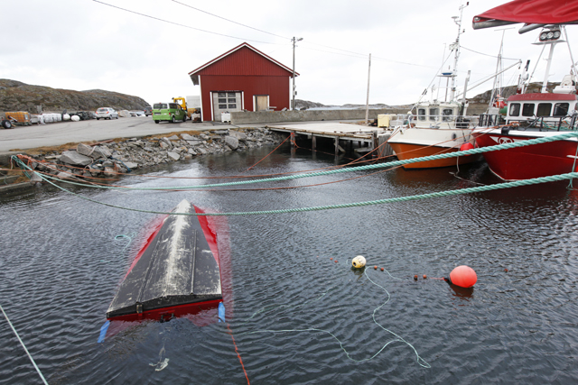 En båt med påhengsmotor gikk rundt i havna på Kvaløysæter.
