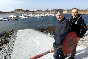 Det nye båtutsettet kan brukes av alle, og bommen er ikke låst, forteller Gunnar Kvaløysæter og Joar Dahle i velforeninga.