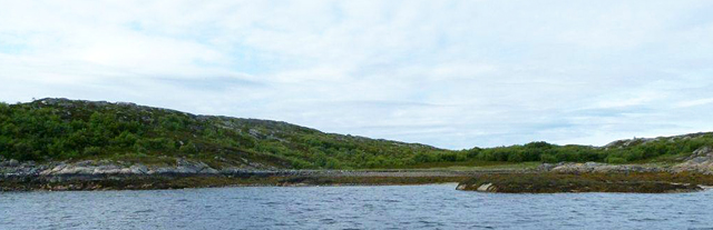 Bengstøvika sett fra båt. (Foto: NTFK)