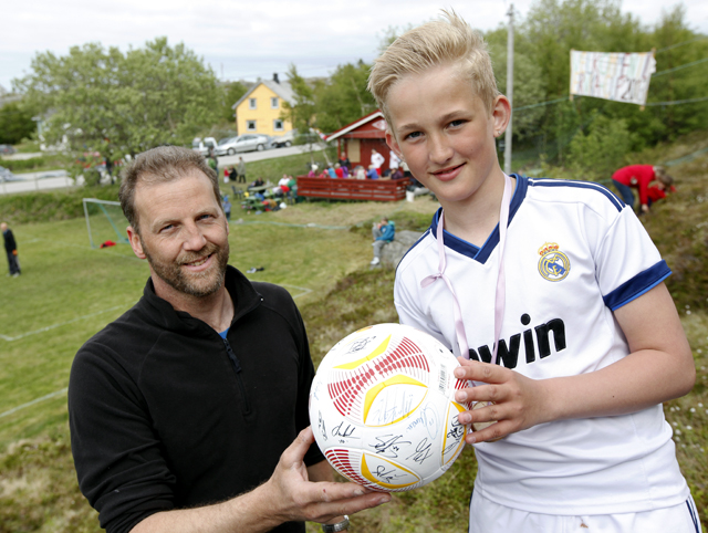 Benjamin Andre fikk overrakt ballen av Stein Moe, Bredes pappa.
