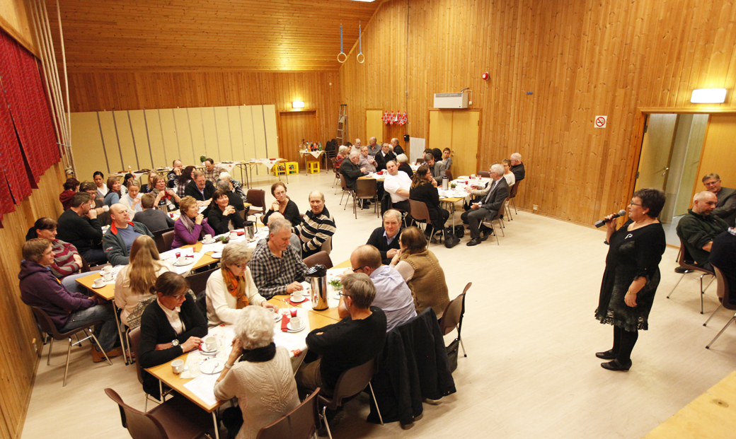Aud Høstland ønsket velkommen til et fullsatt grendehus.