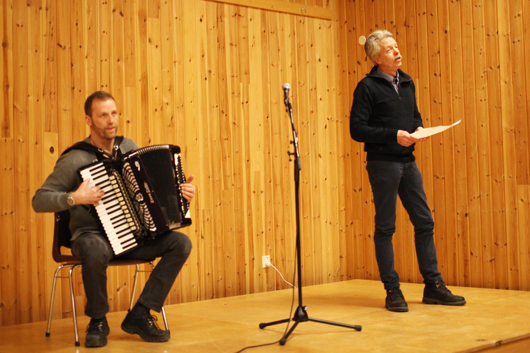Stein Moe og Torbjørn Lindseth framførte flere sanger, blant andre Alf Prøysens "Jørgen Hattemaker" og Halvdan Sivertsens "Nordaførr - Vårvisa.