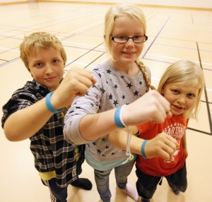 Gustav, Maria og Lavrans med BlimE-armbåndet, som symboliserer vennskap.