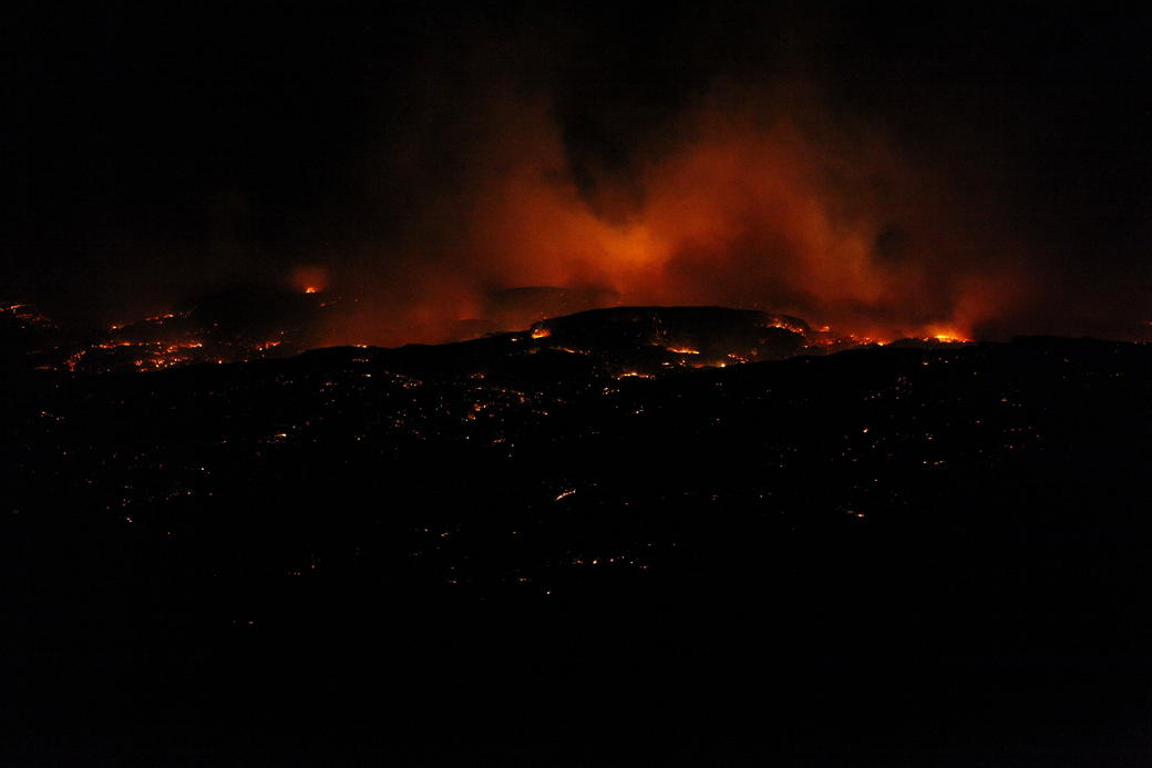 Da brannen tok seg opp igjen lørdag, så det ut som en storby utover mot Smolandet. Enda verre var det i Hasvåg, der mannskapene kjempet for å berge hus.