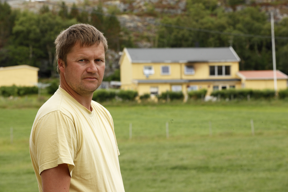 REDDET ONKEL: Morten Hanssen var tilfeldigvis oppe midt på natta, fordi samboeren Linn Aspø måtte amme den nyfødte dattera deres. Det ble redninga for onkelen i nabohuset. Morten hørte brannalarman, og sørget for at onkelen kom seg ut av huset.