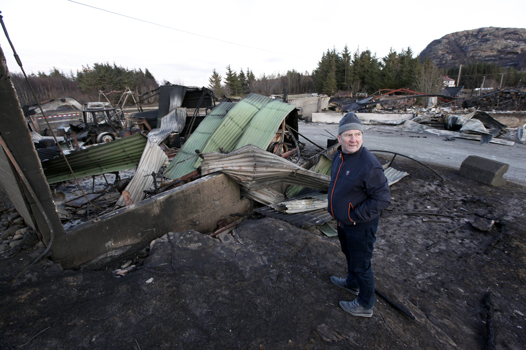 MISTET GÅRDEN: Harald og Turid Jacobsen mistet åtte gårdsbygninger – og med dem verdifulle gjenstander fra flere generasjoners virke på Hasvåg - i katastrofebrannen. Bolighuset berget, men gamle båter og redskap, et snekkerverksted og et sommerfjøs med hesteredskaper er tapt. - Jeg er en sindig mann. Det som har skjedd er ikke noe å gjøre noe med. Men det er mye som er tungt å miste – som er borte for alltid, sa Harald, som fikk statsministeren på besøk på gården.