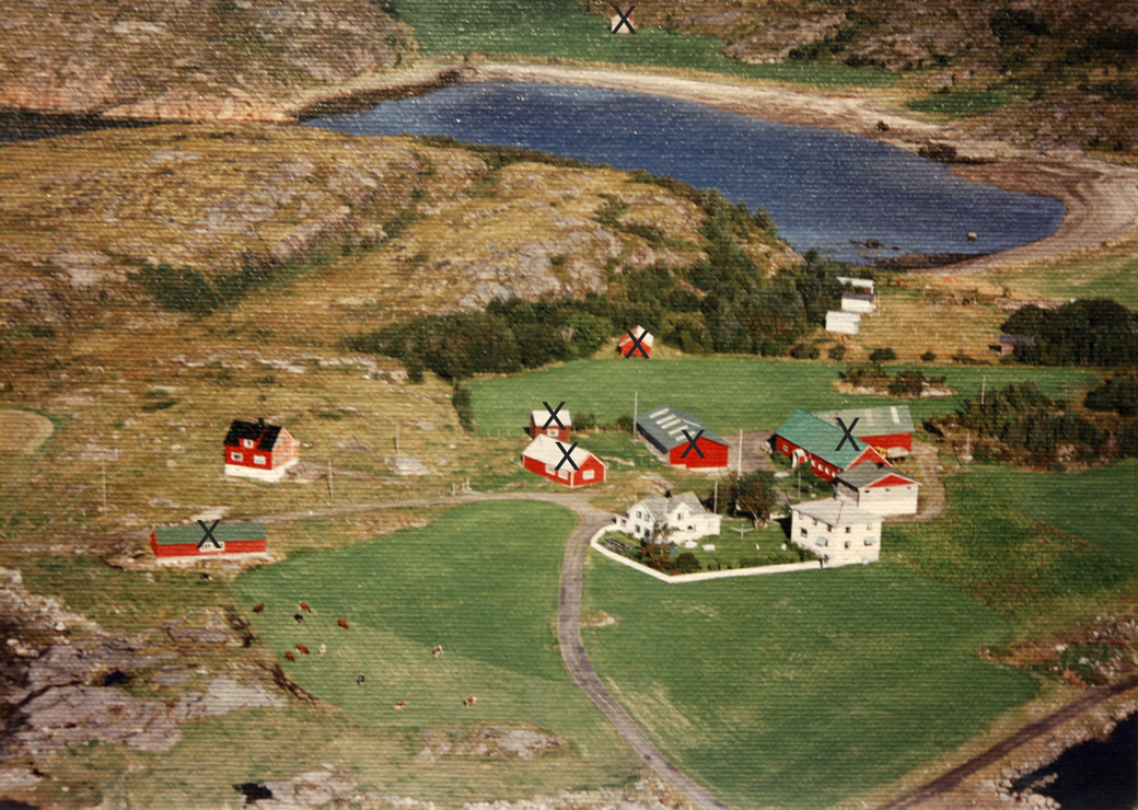 Alle bygningene med kryss over, er borte. I tillegg er et naust utenfor bildekanten til venstrer brent helt ned. Av totalt 64 bygninger som gikk tapt i storbrannen, har altså Turid og Harald mistet åtte.