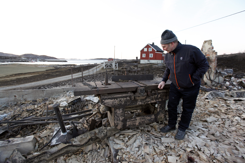 Denne maskina i snekkerverkstedet ble montert før strømmen kom til Hasvåg. Den ble drevet av en egen motor. Her i snekkerhuset har Harald hatt mange timer. Alle vinduer og dører har han arbeidet selv.