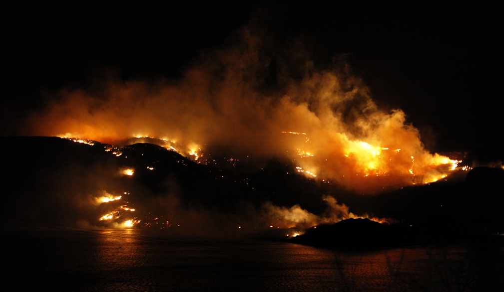 Slik så det ut fjellsida vest for Uran, da Ruth og Gunnar Stamnes ble evakuert i 2330-tida mandag kveld 27. januar. (Foto: Ove Magne Ribsskog)