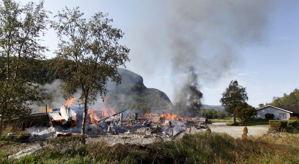 Fjøset hvor Wisløff Modellbygg holdt til, brant ned søndag morgen.