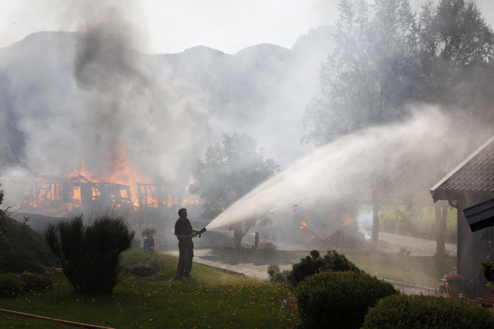 Fjøset sto ikke til å berge, og bolighuset ble dynket med vann for å hindre at også det skulle ta fyr.
