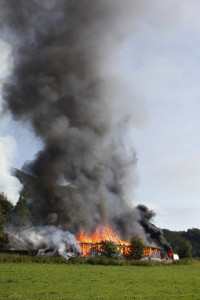 Fjøset var overtent da brannmannskapene kom fram, og det var ikke mulig å berge.