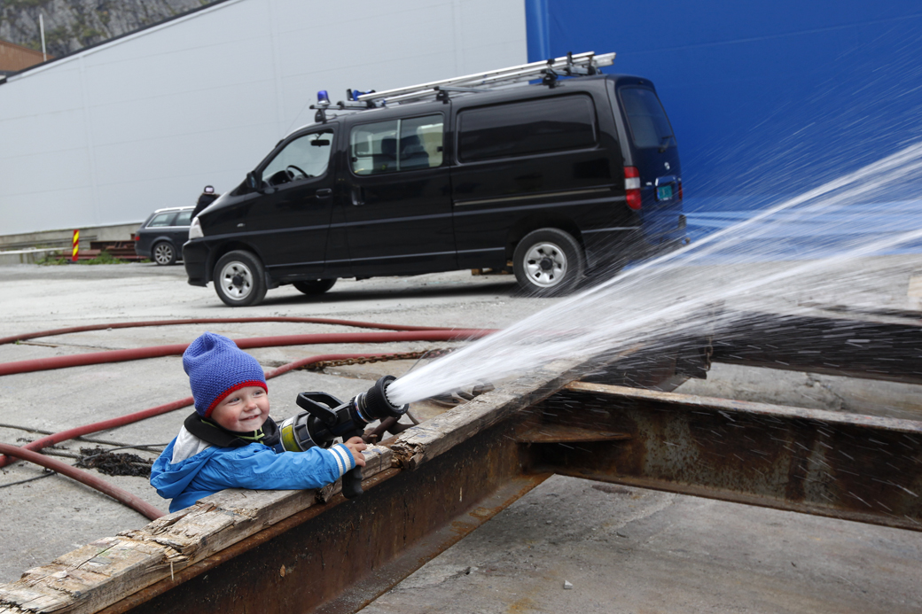 BRANNMANN FOR EN DAG: Even (1 1/2) år var en av mange som syntes det var moro å være brannmann for en dag da Flatanger brann- og redningsvesen inviterte til åpen dag på brannstasjonen på Øra. (Foto: Hanne Marie Tyldum Ribsskog)
