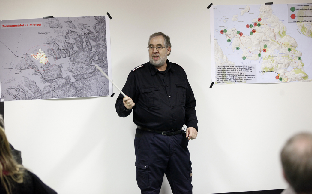 Brannsjef Hans Petter Haukø viste omfanget av brannen på kartet til venstre, og hus som er borte på kartet til høyre.
