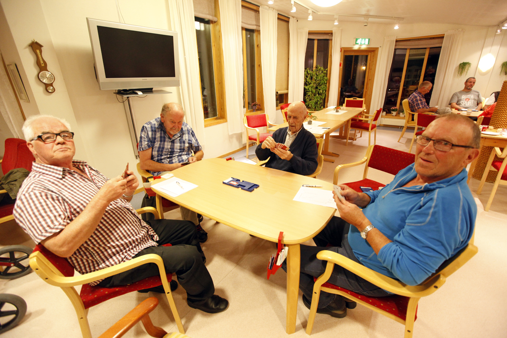 Alf Sivertsen er klar i hodet og har god husk, forteller kameratene i bridgeklubben. Fra venstre Bjørn Olsen, Ola Jørgen Sivertsen og Bjørnar Einvik.