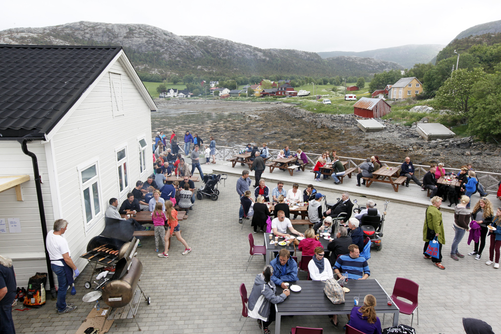 Det var fullt på brygga lørdag, og folk koste seg i det fine været.
