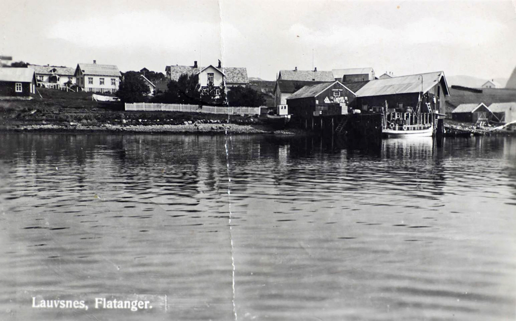Slik så butikk, fiskemottak og anlegg ut på Stranda før brannen i 1954. (Foto: Privat)