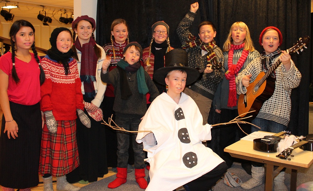 Bustebartepinn (Tor André Jegtvolden) med fornøyde klassekamerater bak.