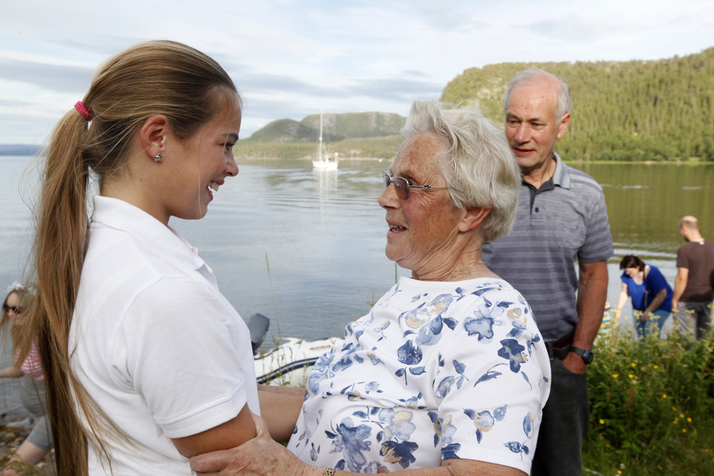 Nicoline fikk gode klemmer  av farmor Reidun Mork og morfar Odd Morken, som var glade for å ha barnebarnet heime igjen. 