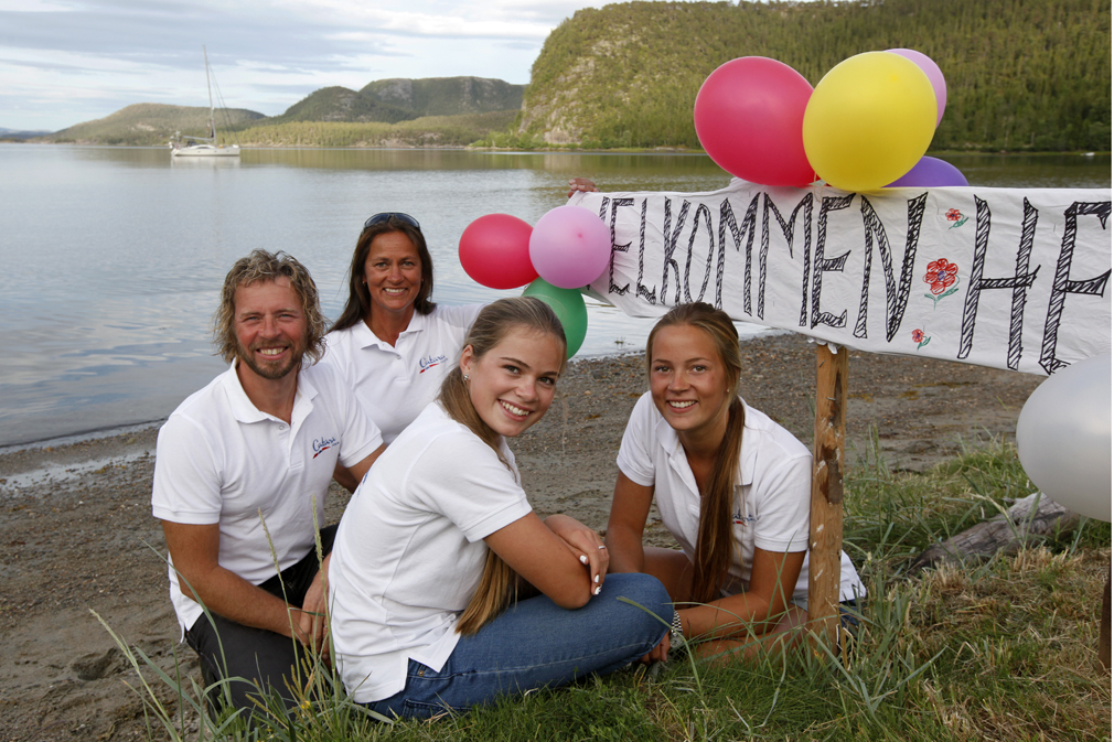 Ingen tvil om at familien var velkommen heim til Tøtdal, hvor det var rigget til velkomstfest for Odd Ivar, Tove, Nicoline og Linn Sofie.