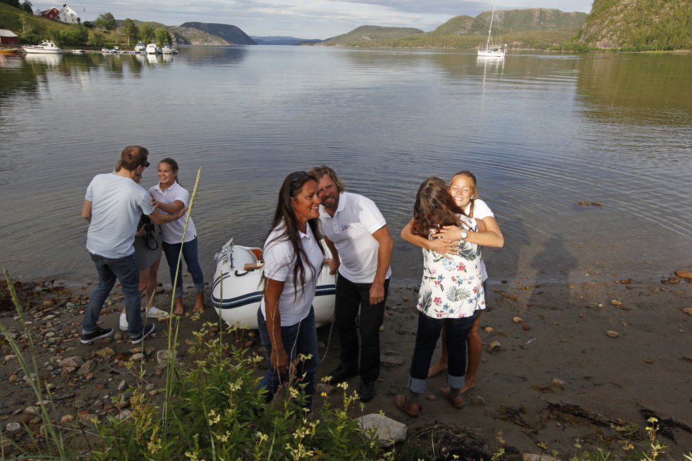 ETT ÅR PÅ SEILTUR: Nicoline, Linn Sofie, Tove Morken og Odd Einar Mork fikk en hjertelig heimkomst, da de ankom Tøtdal med seilbåten Catara etter ett år på seiltur.