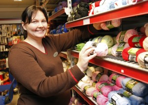 Coop har utvidet tilbudet av garn på Vik, og det trekker folk fra hele kommunen, sier Tone Hårstadstrand.