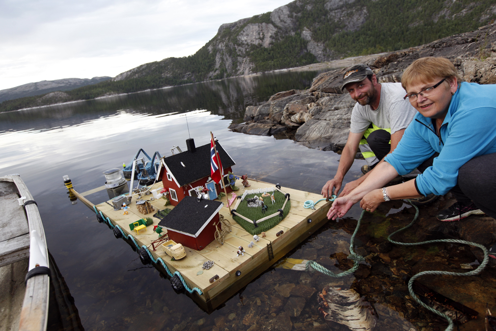 OPPGRADERT DALASTU: Bernt Dahle og Oddny Dahle kunne sjøsette en betydelig oppgradert Dalastu. Nå hadde oppdrettseventyret inntatt Dalavatnet.