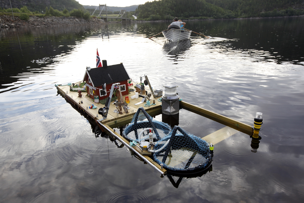 Det nye huset med tilhørende anlegg slepes ut til oppankringsplassen ved Dalabrua.