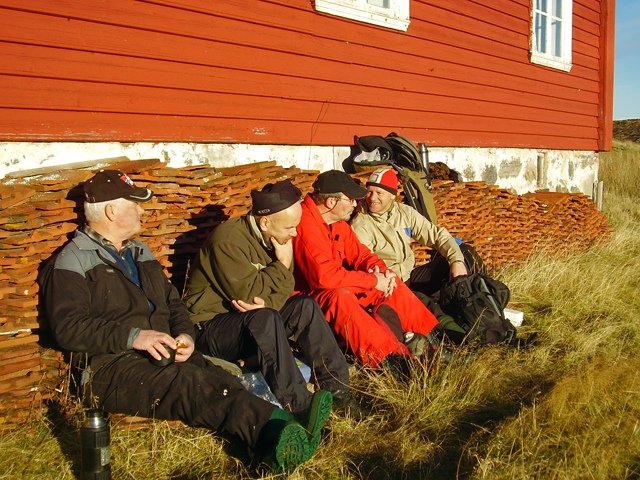 Dugnadsgjengen som ordnet lettere adkomst til toppen av fyret i fjor høst. Fra venstre: Bjørn Olsen, Knut Johnsrud, Reidar Lindseth og Helge Kristiansen. (Foto: Merethe E. Hepsø)