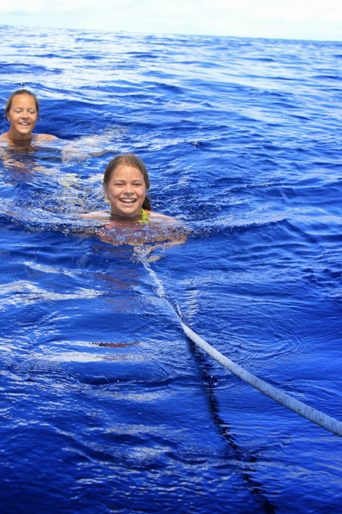Vannet frister til bading, her hengende i tau knyttet til båten.