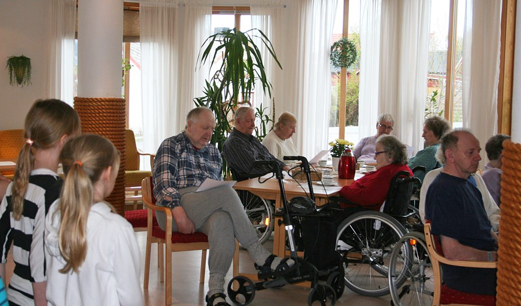 Beboerne ville gjerne lære den nye sangen til grunnlovsjubileet, og alle versene ble øvd inn sammen med 4. klasse ved Lauvsnes skole. (Foto: Inger Dahle Klocke)