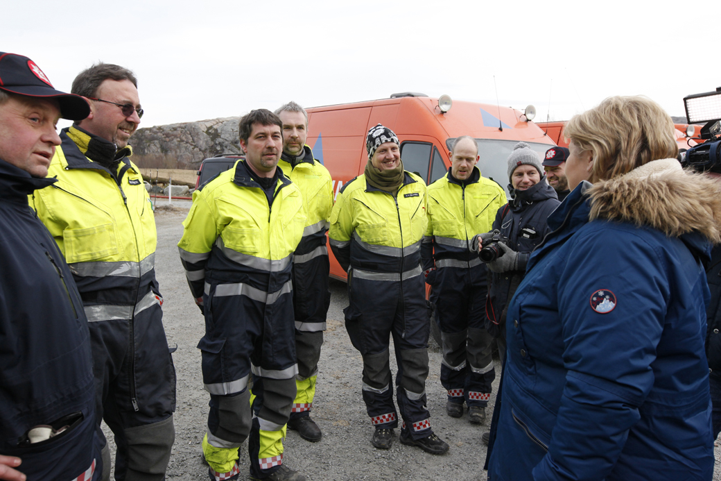 Erna Solberg tok seg tid til en prat med brannmannskapene, fra venstre: Yngve Sivertsen, Remi Rasmussen, Pål Hågensen, Einar Laukvik, Franken Estensen og Ken Sverre Høstland.