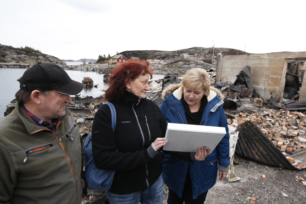 Nils Engbakken og Lillian Mårvik Enbakken viste statsminister Erna Solberg bilder av hvordan det så ut på Småværet før brannen.