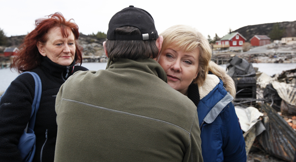 STATSMINISTER-KLEM: Nils Engbakken og Lillian Mårvik Engbakken fikk en varm klem av statsminister Erna Solberg da hun besøkte brannherjede Småværet og Hasvåg.