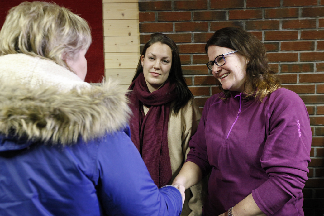 Erna Solberg hilste på alle som var berørt av brannen. Her hilser hun på Cathrine Trana og mor Birgit Fossvik, som  mistet bolighuset under storbrannen, men berget næringsvirksomheten.