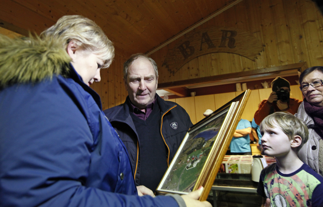 Harald Jacobsen hadde med seg gårdsbildet til Hårnesmoen, og viste det fram til statsminister Erna Solberg. Barnebarnet Elias og kona Turid hilste også på Erna.