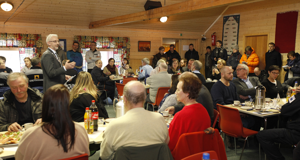 Ordfører Olav Jørgen Bjørkås ønsket statsminister Erna Solberg velkommen til et fullsatt forsamlingshus på Hårnesmoen.